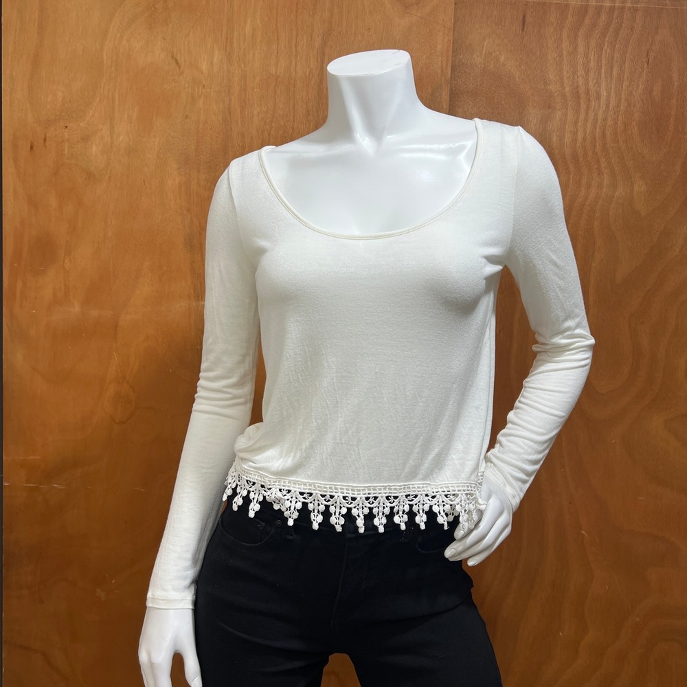 Empyre Womens XS White Scoop Neck Long Sleeve Crochet Fringe Hem Boho Crop Top